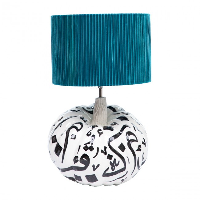 Citrouille blanche avec calligraphie arabe en noir et chapeau bleu paon - Zahra Luxury
