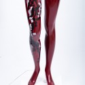 Mannequin femme rouge avec calligraphie arabe en noir et gris - Zahra Luxury