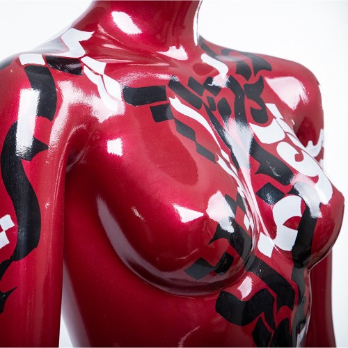 Mannequin femme rouge avec calligraphie arabe en noir et gris - Zahra Luxury