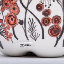 Pomme Adame blanche avec peinture floral rouge et chapeau rouge - Zahra Luxury